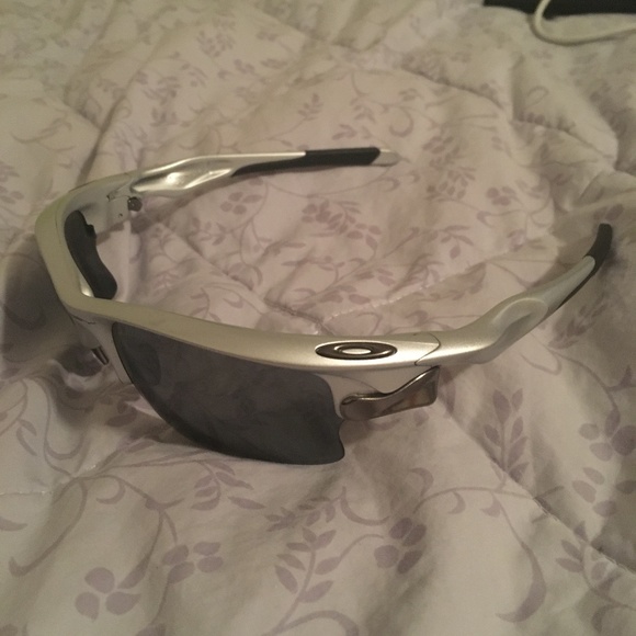 Like new Oakley performance sunglasses - Picture 3 of 3